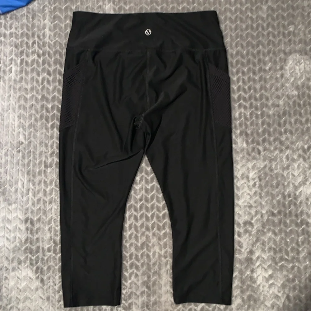 Nike Fit-Dry short sleeve shirt.  VOGO Athletics capri style with side‎ pockets